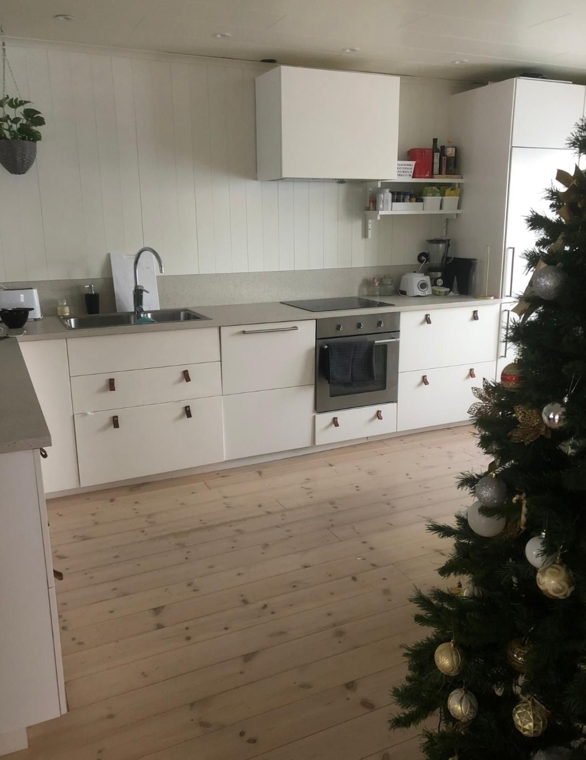 Skinande rent rum efter storstädningstjänst