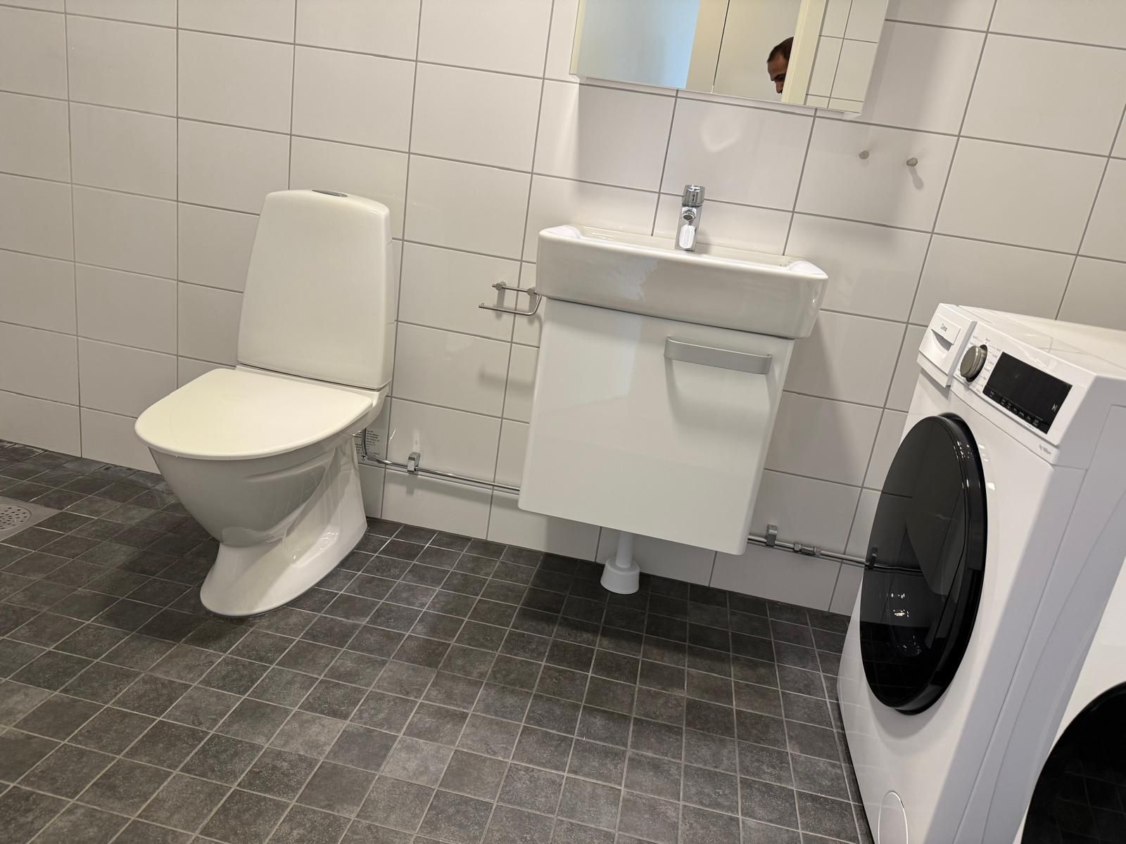 Skinande rent tomt rum efter professionell städning