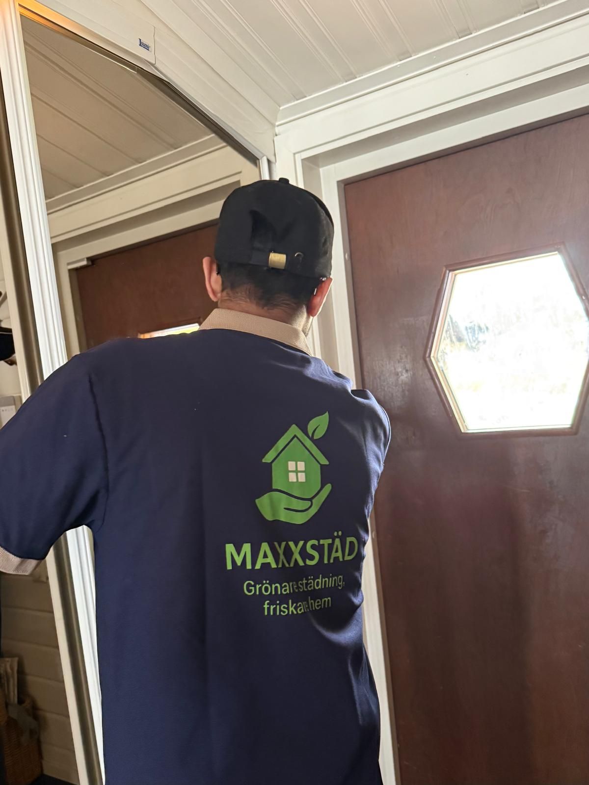 Professionellt städteam förbereder Airbnb-fastighet